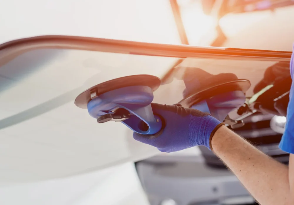 automotive-glazier-equipment-replace-windscreen-auto-service-station-garage