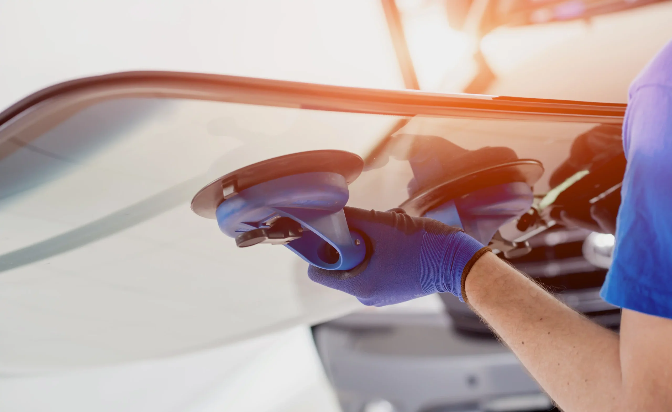 automotive-glazier-equipment-replace-windscreen-auto-service-station-garage