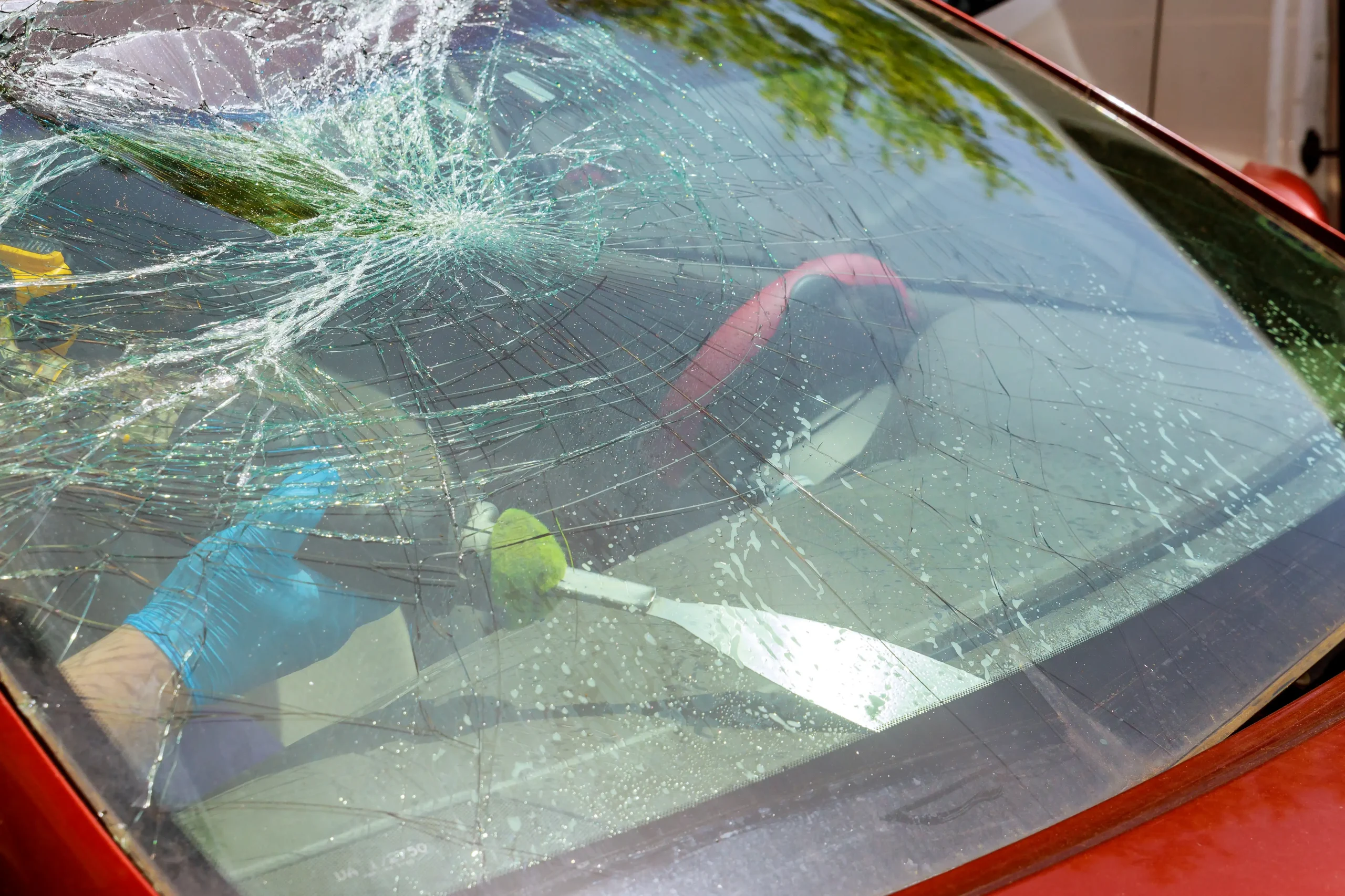 serviceman-removing-windshield-car-crashed-car-service (1)
